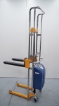 Apilador eléctrico 400 Kg elevación uñas 2.000mm