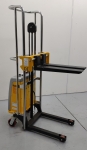Apilador eléctrico 400 Kg elevación uñas 1.500mm