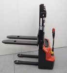 Apilador eleva 1.200 Kg a 2.900 mm